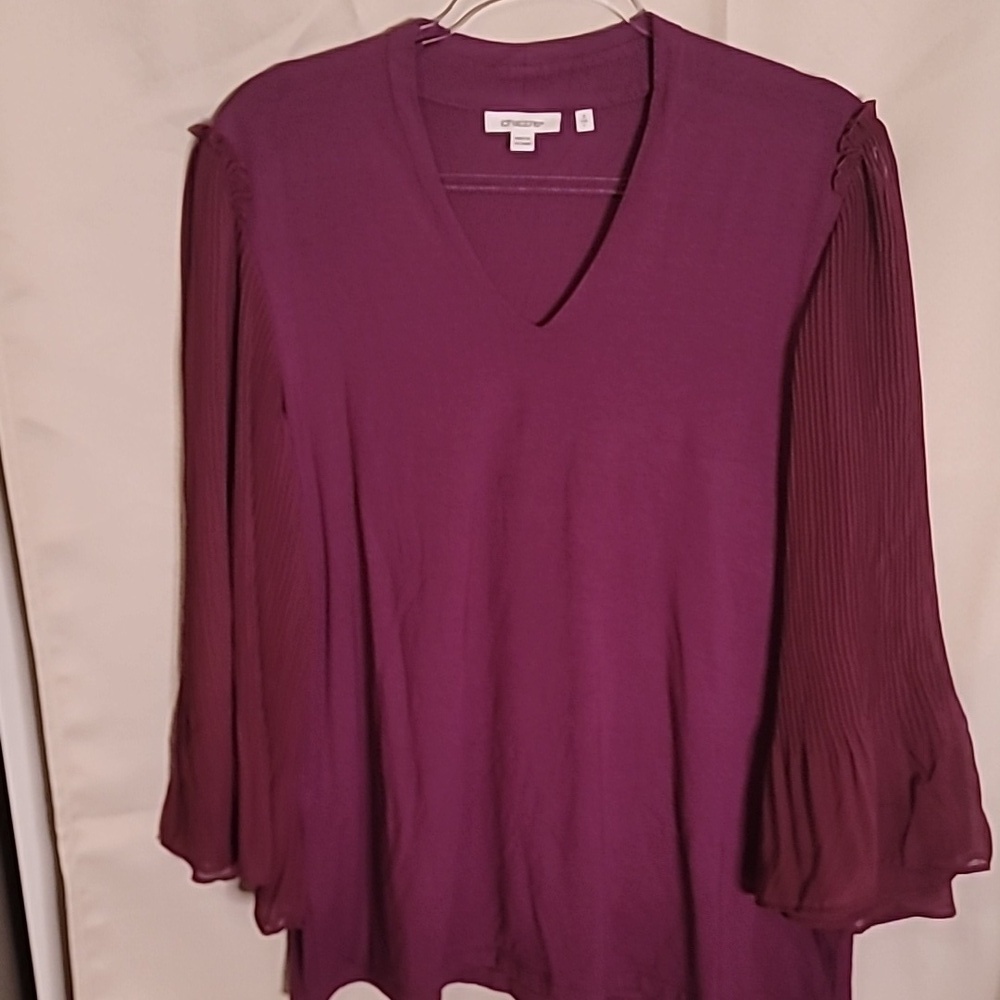 Plum VNeck stretchy Chico top with 3/4 sleeves Large